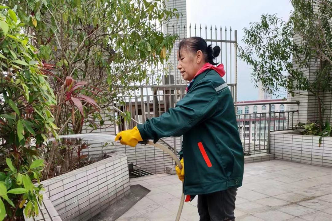 逸翠湾小区绿化养护冬灌